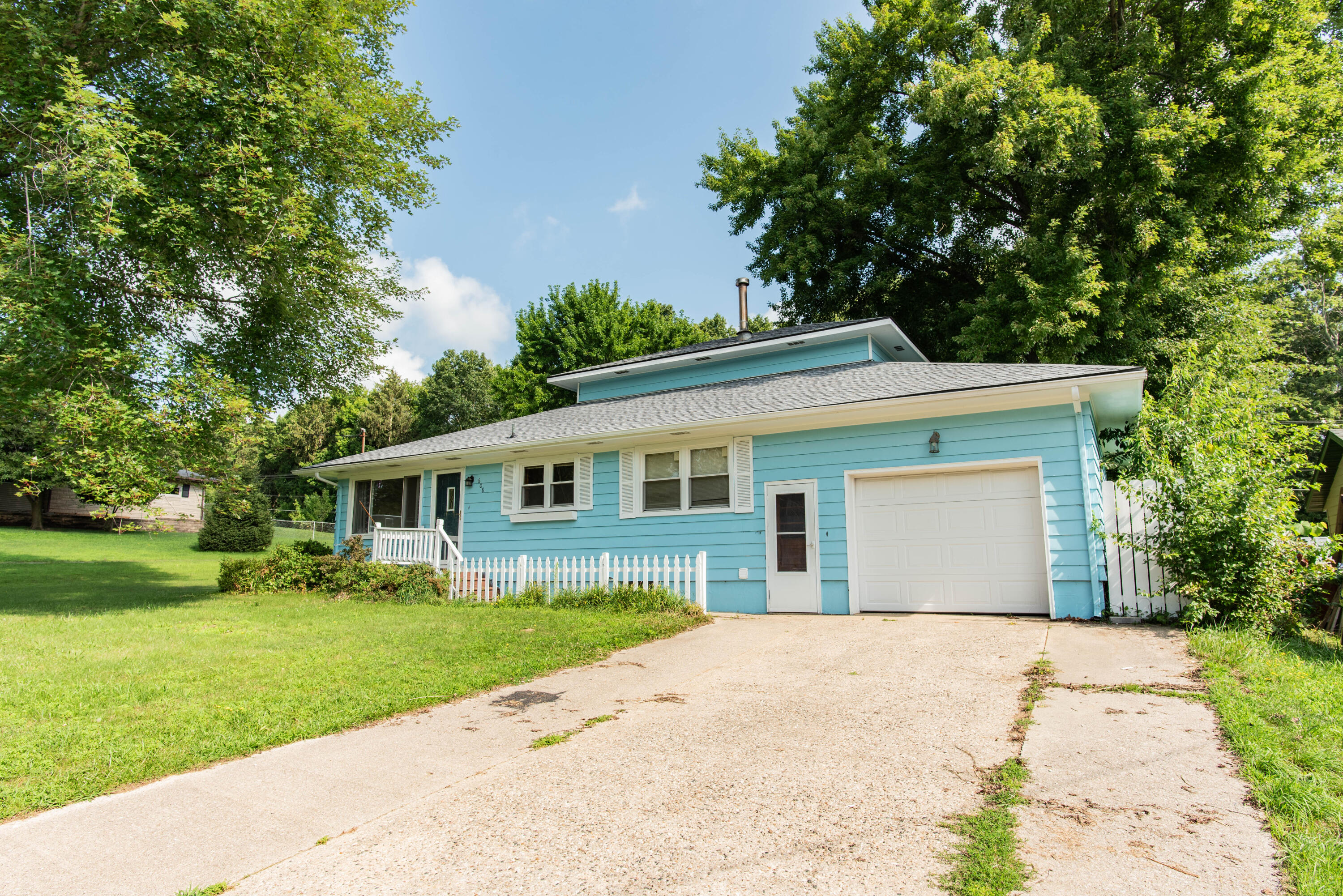 608 Lakeview Road Paw Paw, MI 49079 - Photo 2 of 31 Lakeview Road 608-3