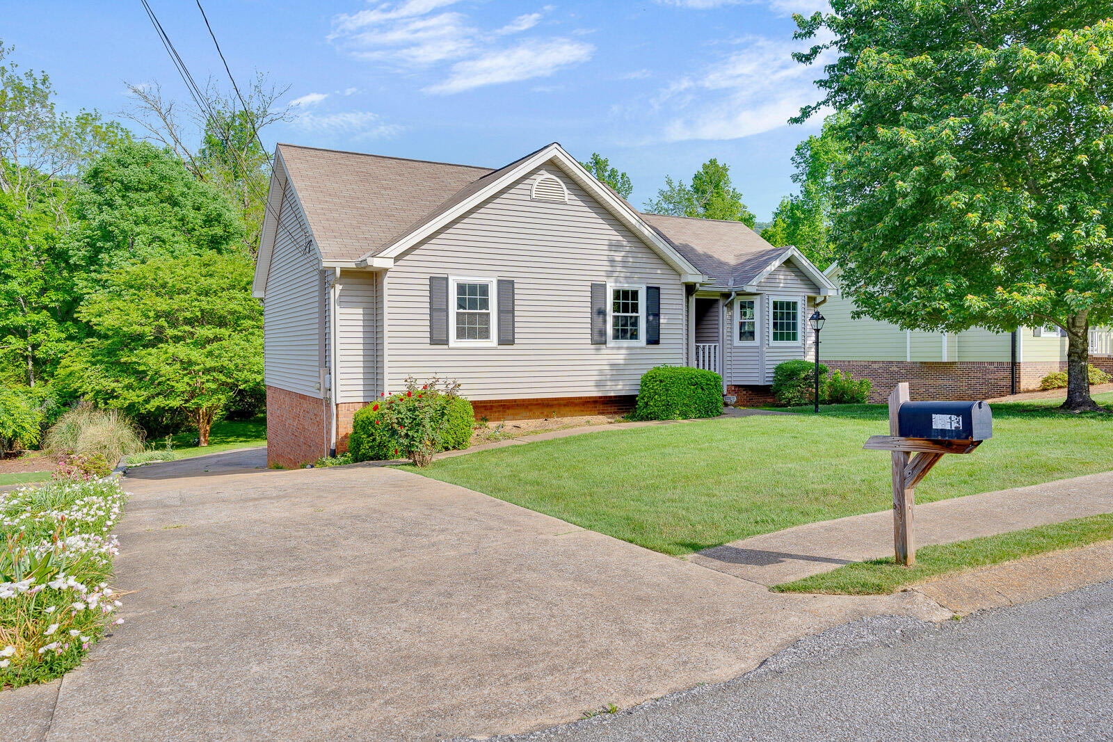 4513 Spring Lake Road Chattanooga, TN 37415 - Photo 2 of 29 4513 Spring Lake Dr - MLS Photos-2