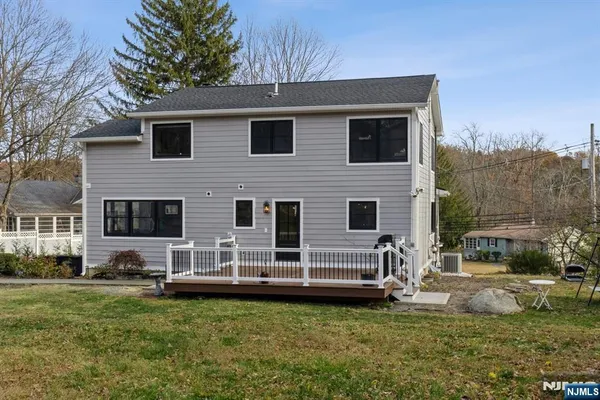 a view of a house with backyard