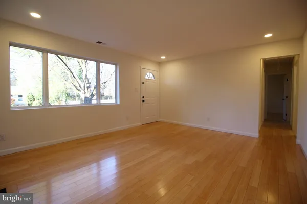 $3,500 | 2129 Grayson Place, Falls Church, VA 22043