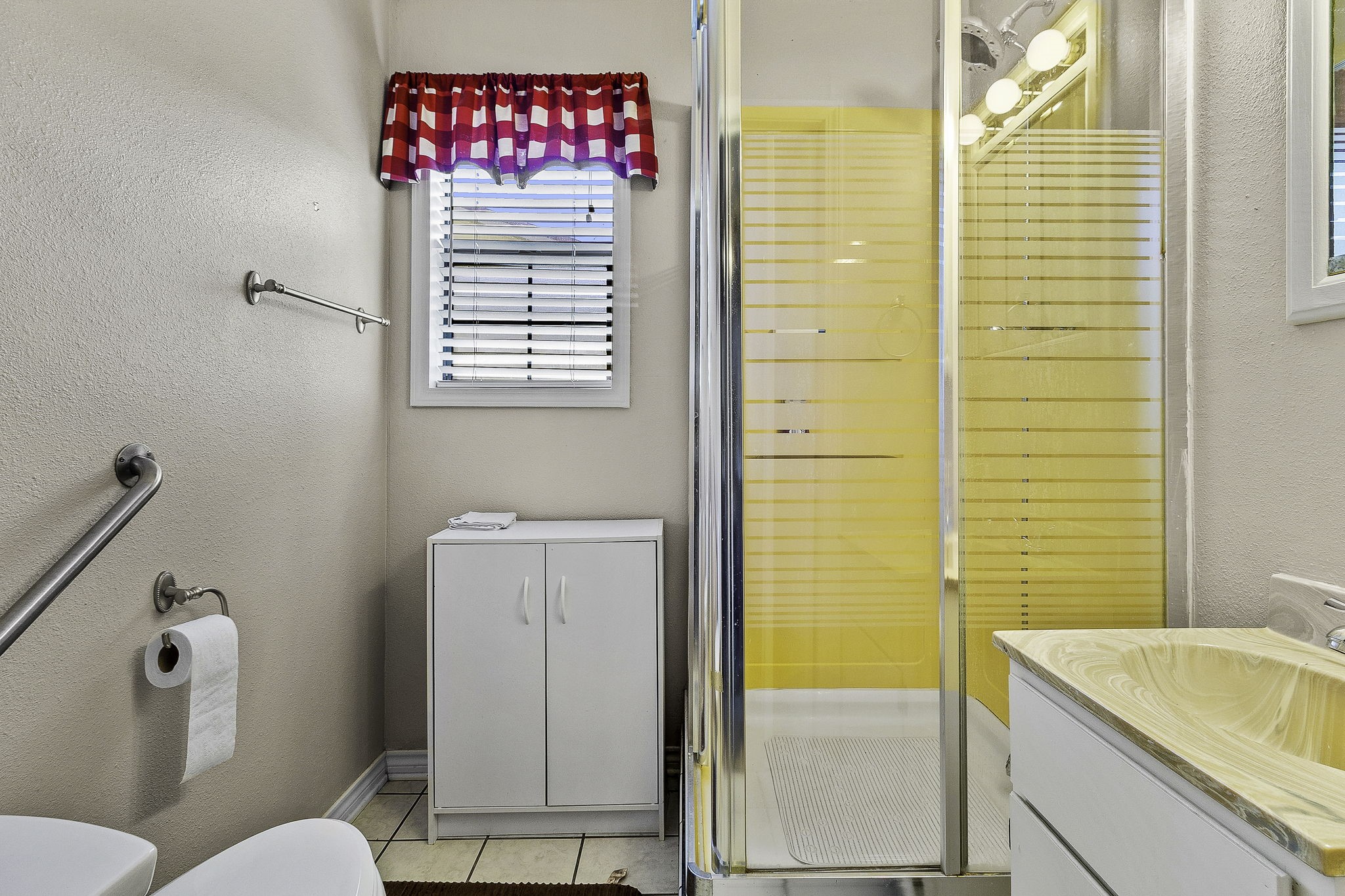 536 Weavers Cove Road Livingston, TX 77351 - Photo 5 of 44 a bathroom with a tub and a shower