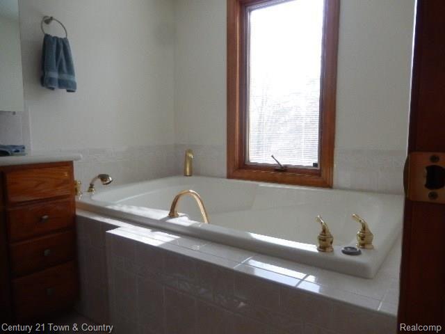 565 Cherry Tree Lane Rochester, MI 48306 - Photo 11 of 34 Oversize Jet Tub in Master Bath