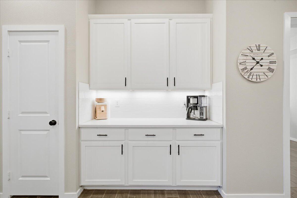 9807 Virginia Avenue Lubbock, TX 79424 - Photo 13 of 39 a view of cabinets