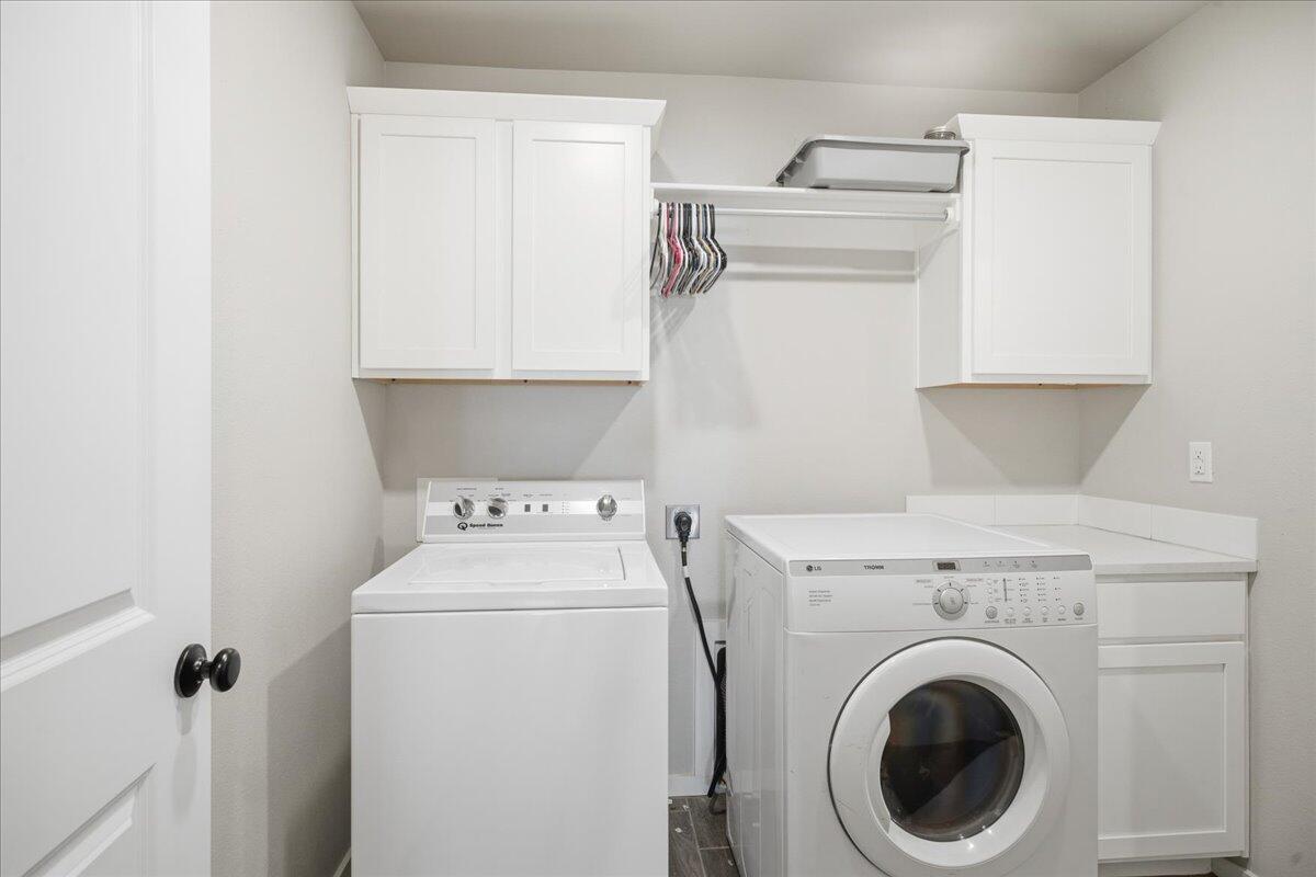 9807 Virginia Avenue Lubbock, TX 79424 - Photo 34 of 39 a utility room with dryer and washer