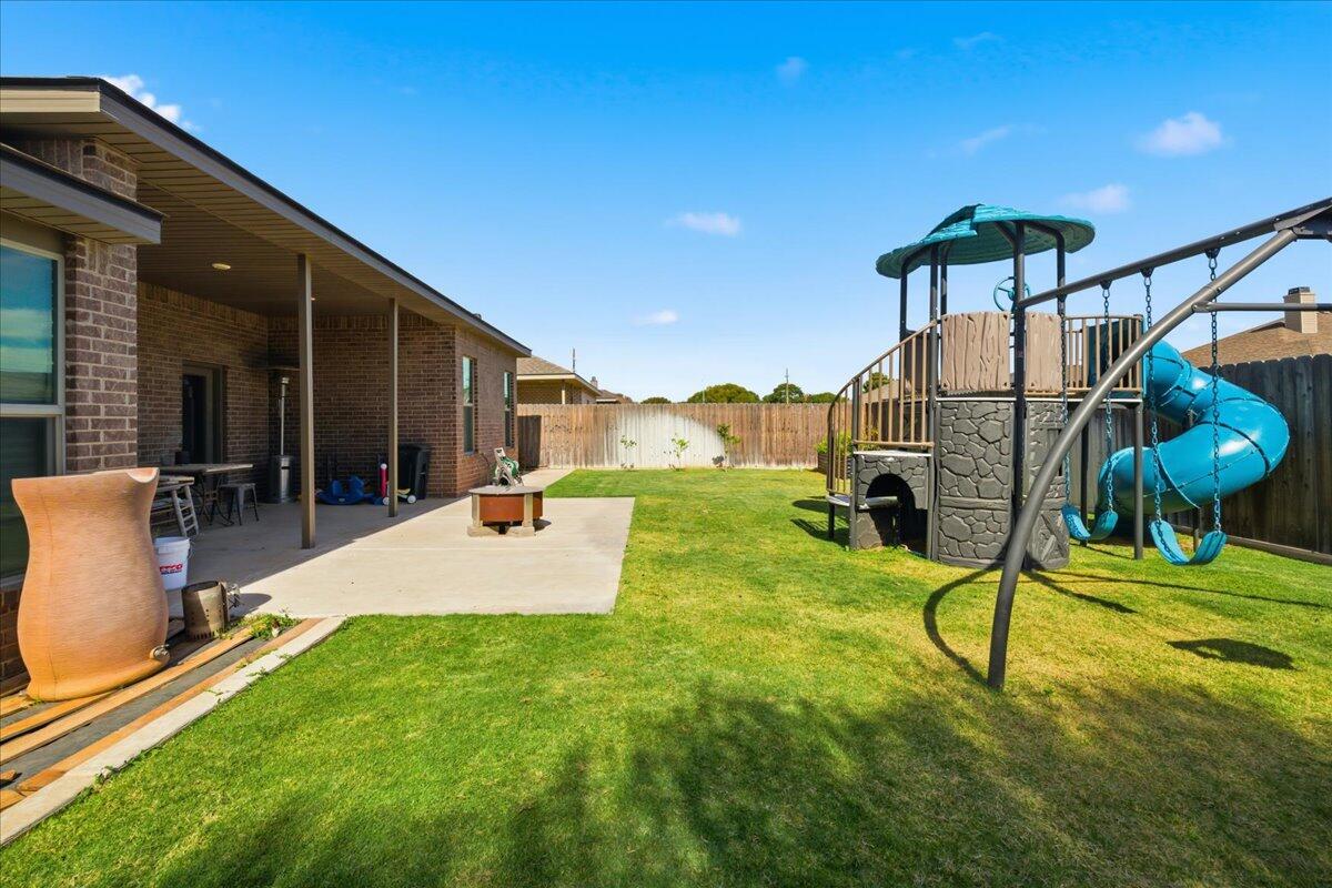 9807 Virginia Avenue Lubbock, TX 79424 - Photo 38 of 39 a view of a patio with a table and chairs