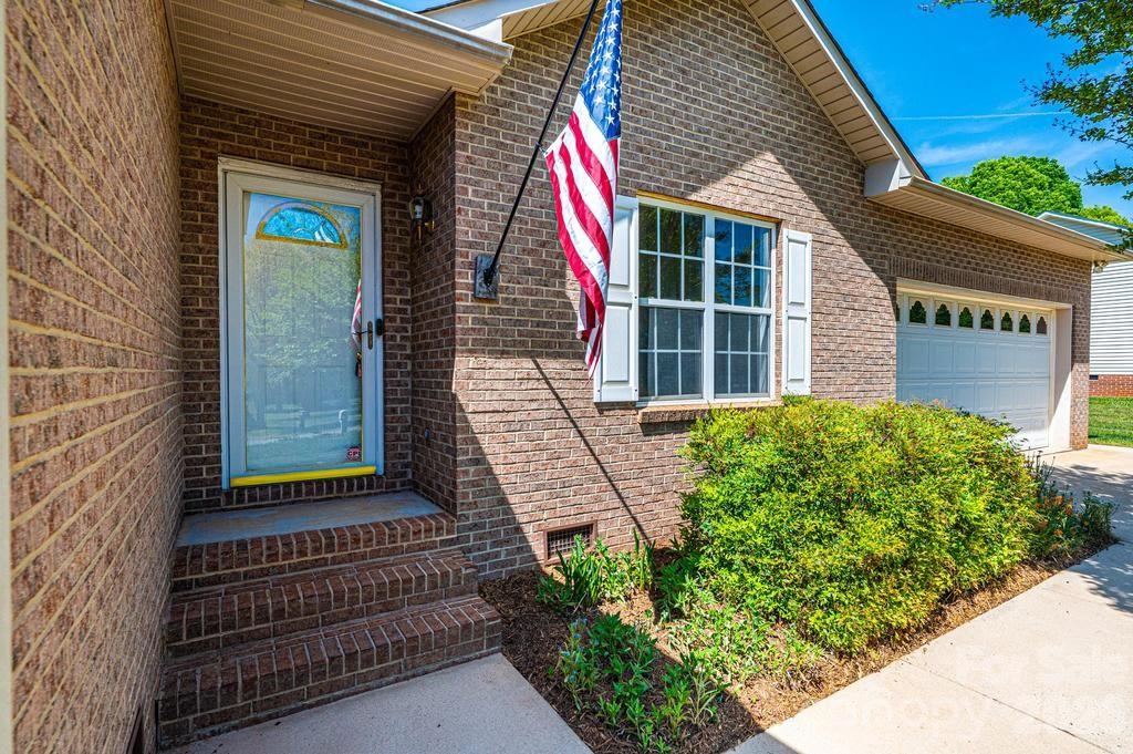 2000 Summerfield Circle Conover, NC 28613 - Photo 2 of 30