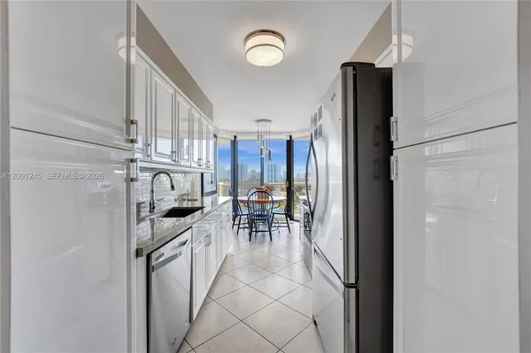 $4,000 | 3600 Yacht Club Drive, Unit 904, Aventura, FL 33180