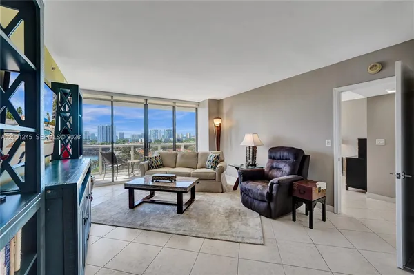$4,000 | 3600 Yacht Club Drive, Unit 904, Aventura, FL 33180