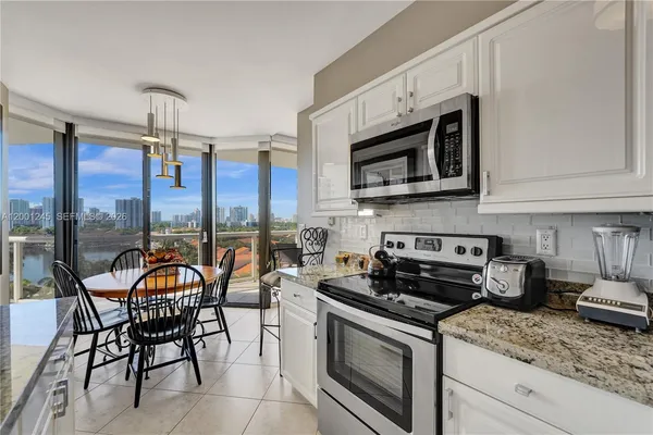 $4,000 | 3600 Yacht Club Drive, Unit 904, Aventura, FL 33180