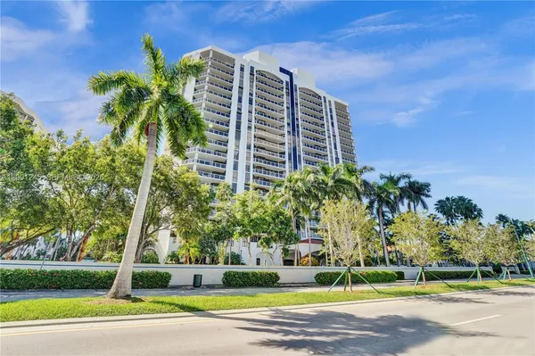 $4,000 | 3600 Yacht Club Drive, Unit 904, Aventura, FL 33180
