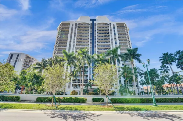 $4,000 | 3600 Yacht Club Drive, Unit 904, Aventura, FL 33180