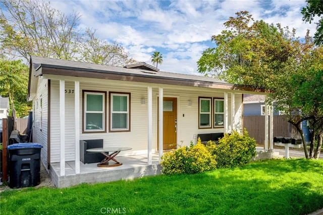 a view of backyard with a garden and plants