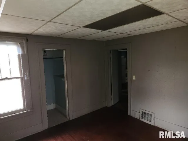 a view of empty room with window