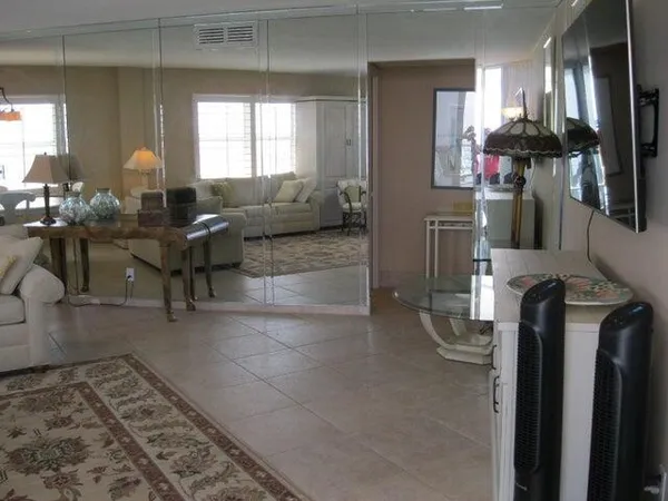 a view of entryway and outdoor space