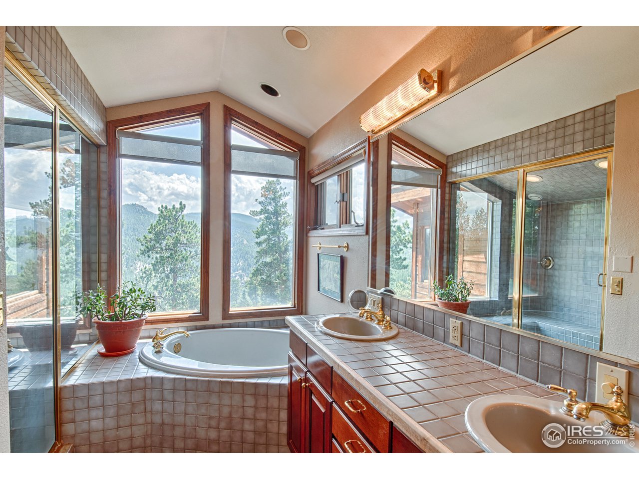 3464 Ridge Road Nederland, CO 80466 - Photo 19 of 35 a view of a kitchen and living room