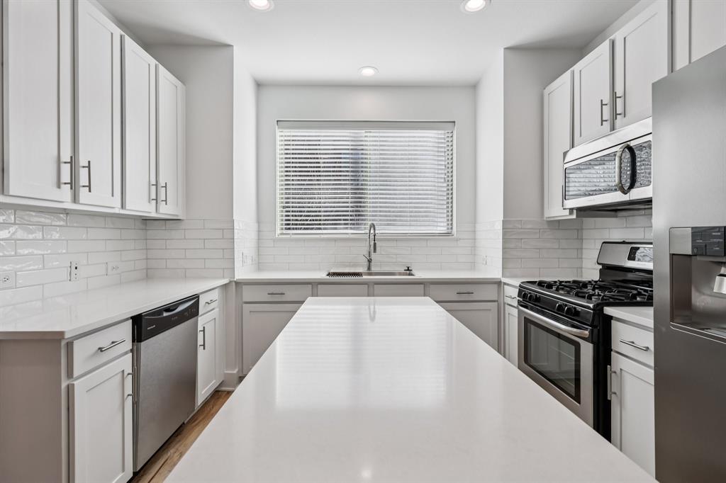 1511 Bluff Ridge Way Dallas, TX 75206 - Photo 4 of 39