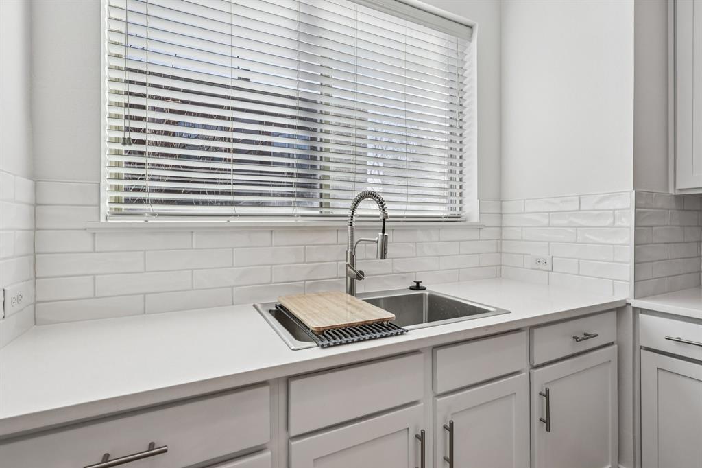 1511 Bluff Ridge Way Dallas, TX 75206 - Photo 10 of 39