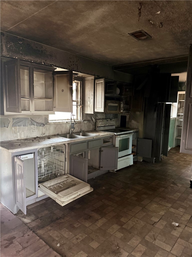 245 Golfview Drive Normangee, TX 77871 - Photo 7 of 12