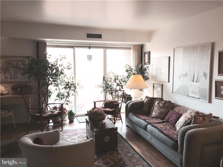 809 Red Lion Road, Unit B41 Philadelphia, PA 19115 - Photo 3 of 10 Living Room