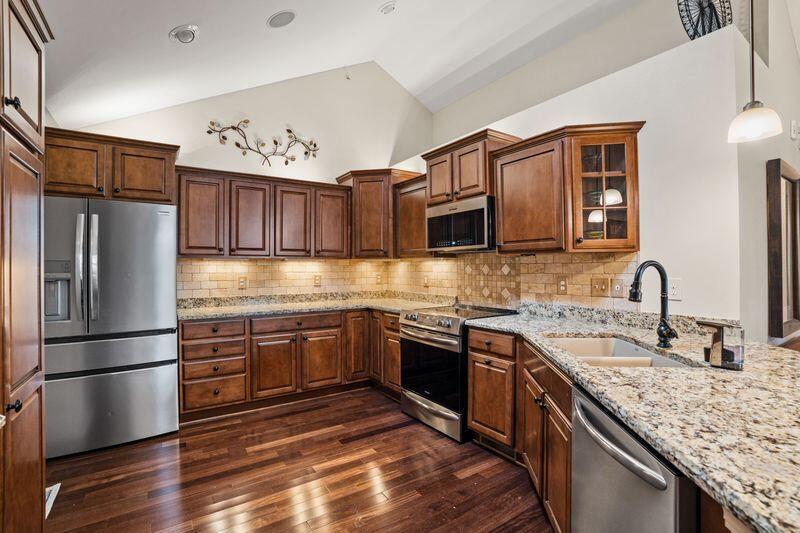 15270 Huff Way Brookfield, WI 53005 - Photo 8 of 24 Granite Counters & SS Appliances