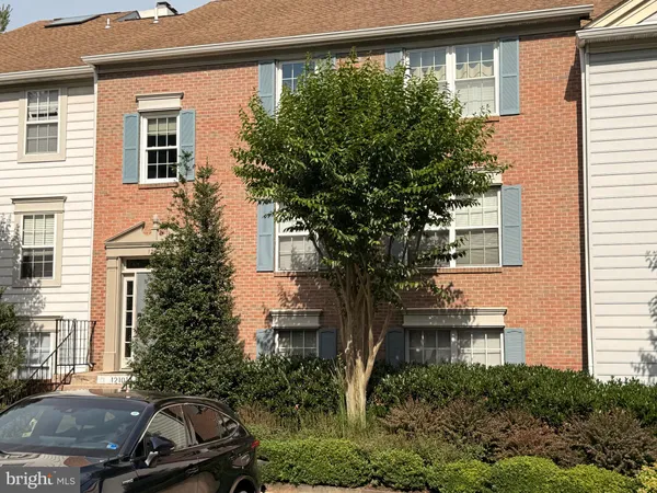 $460,000 | 12101 Greenwood Court, Unit 301, Fairfax, VA 22033
