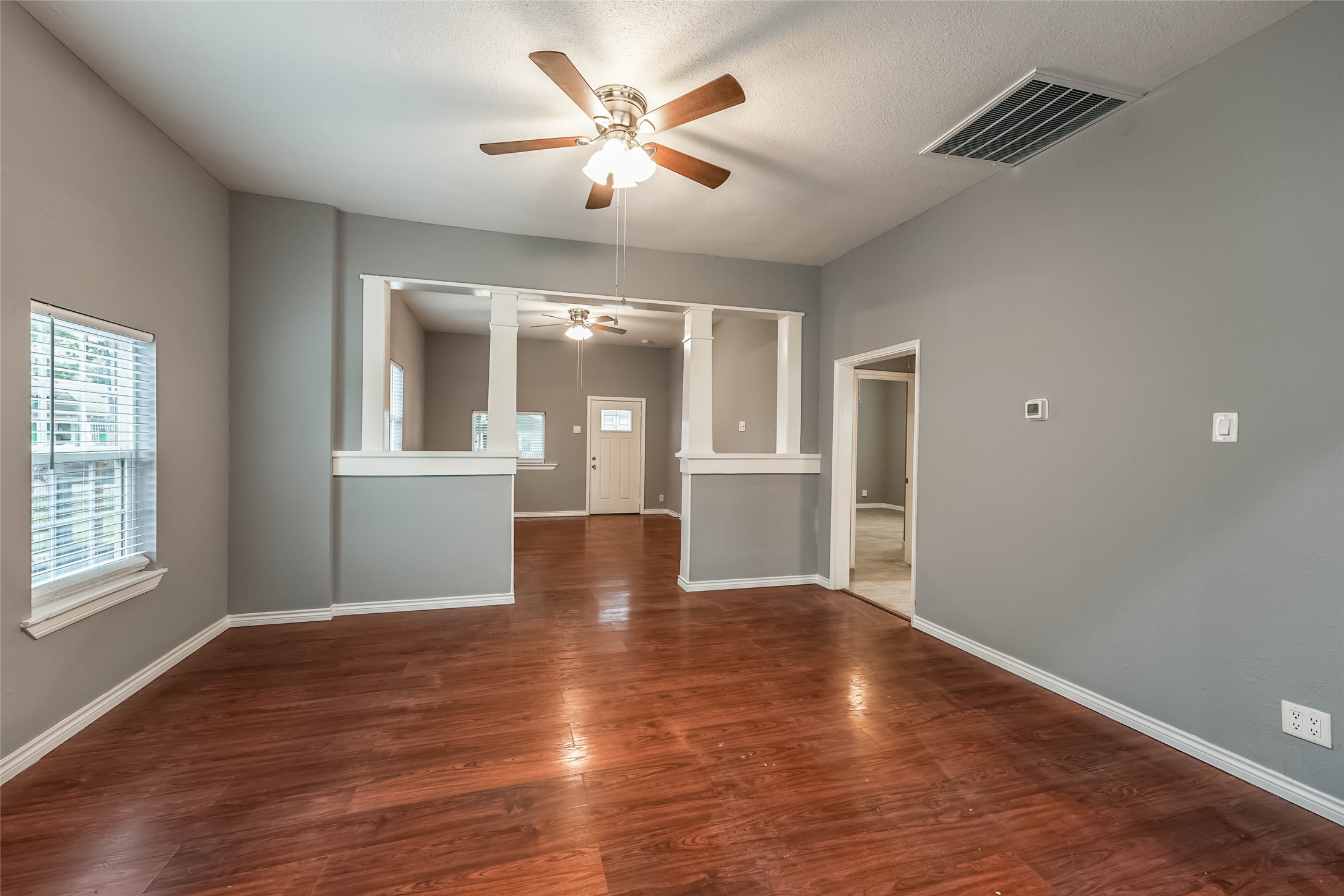 212 Clifton Street Houston, TX 77011 - Photo 4 of 12