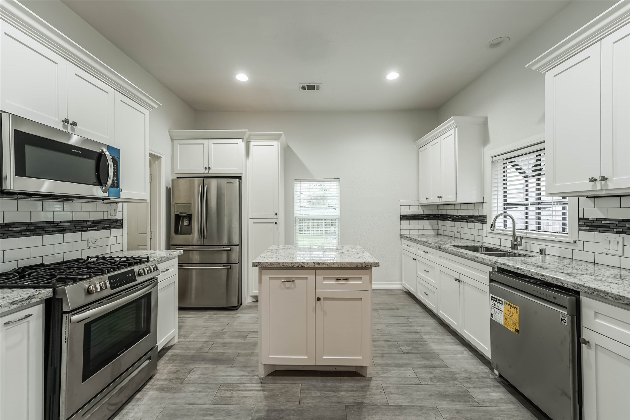 212 Clifton Street Houston, TX 77011 - Photo 5 of 12