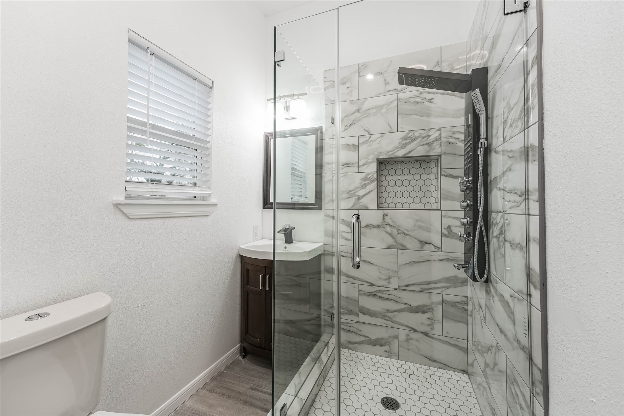 212 Clifton Street Houston, TX 77011 - Photo 7 of 12