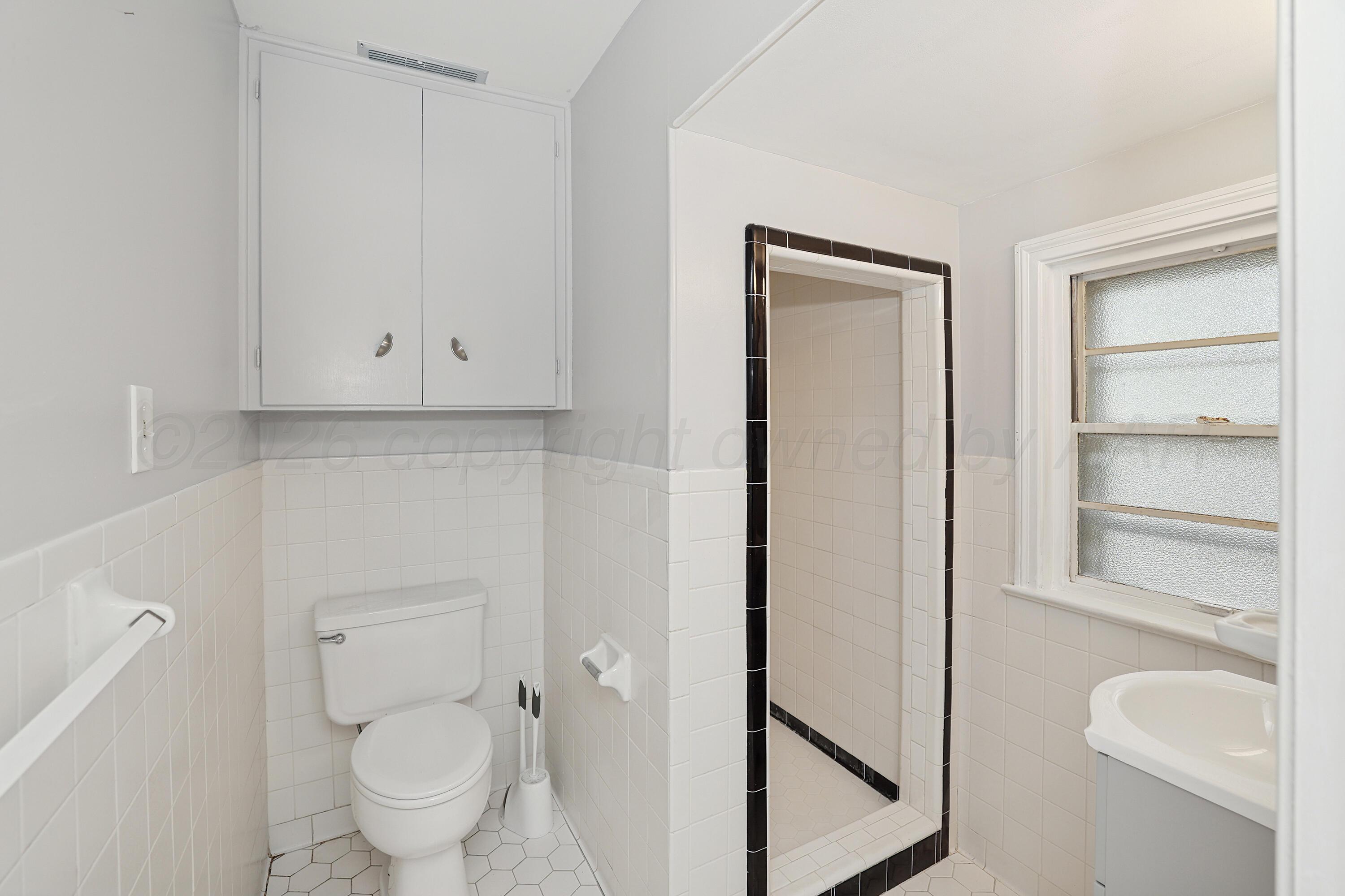 3909 Cheyenne Terrace Amarillo, TX 79106 - Photo 17 of 31 17-Primary Bath