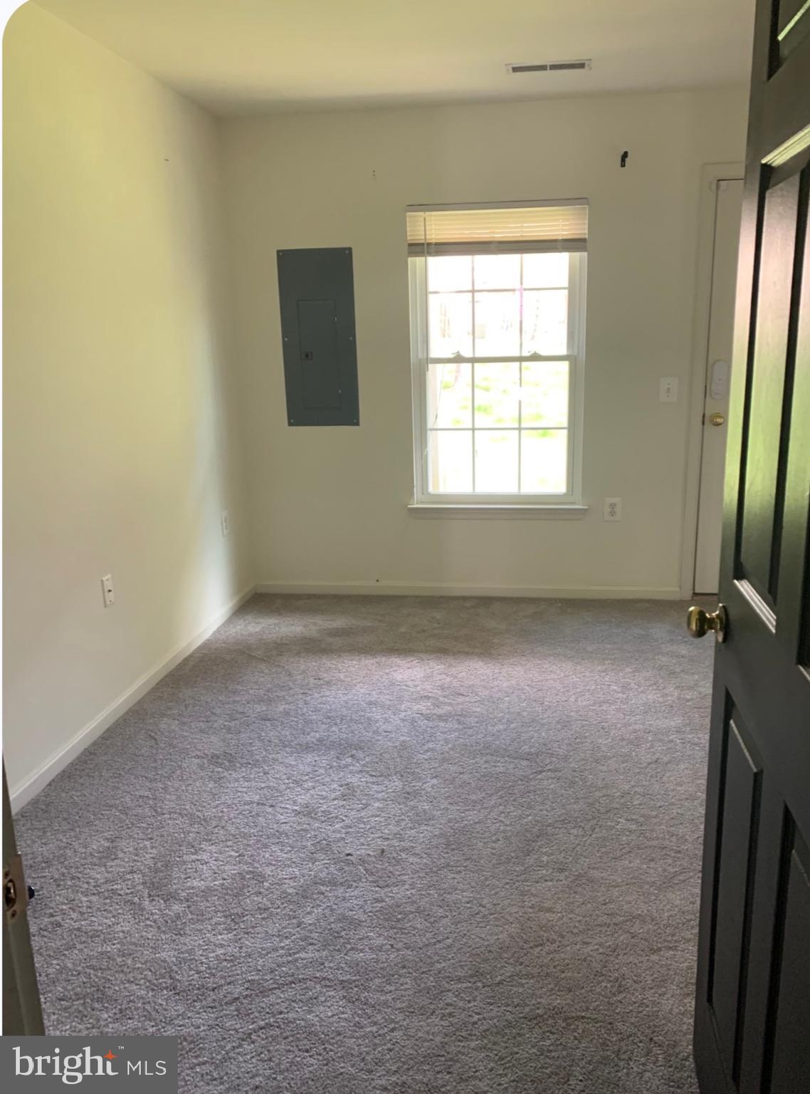 22987 Fontwell Square Sterling, VA 20166 - Photo 2 of 2 an empty room with windows