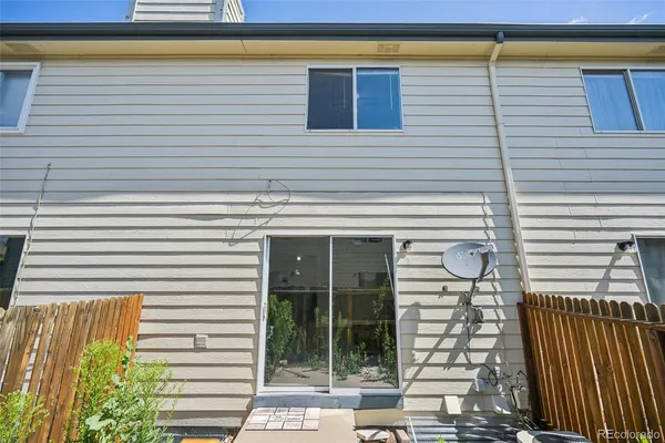 a view of a house with backyard