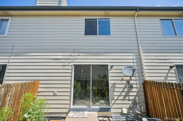 a view of a house with backyard