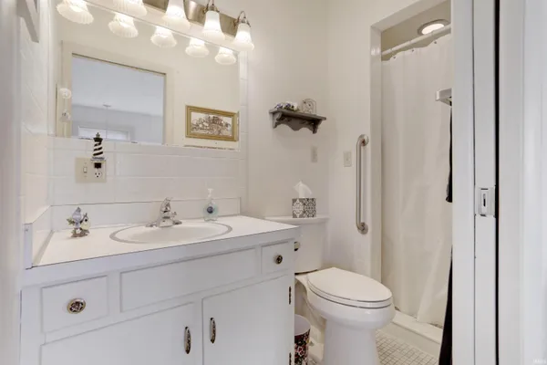 $585,000 | 6977 Boyer Drive, Newburgh, IN 47630