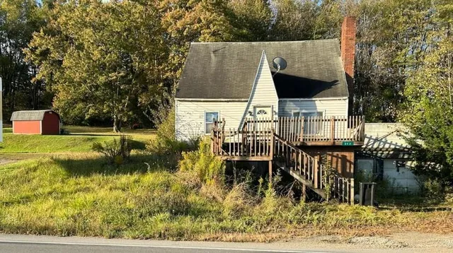 a view of a house with backyard