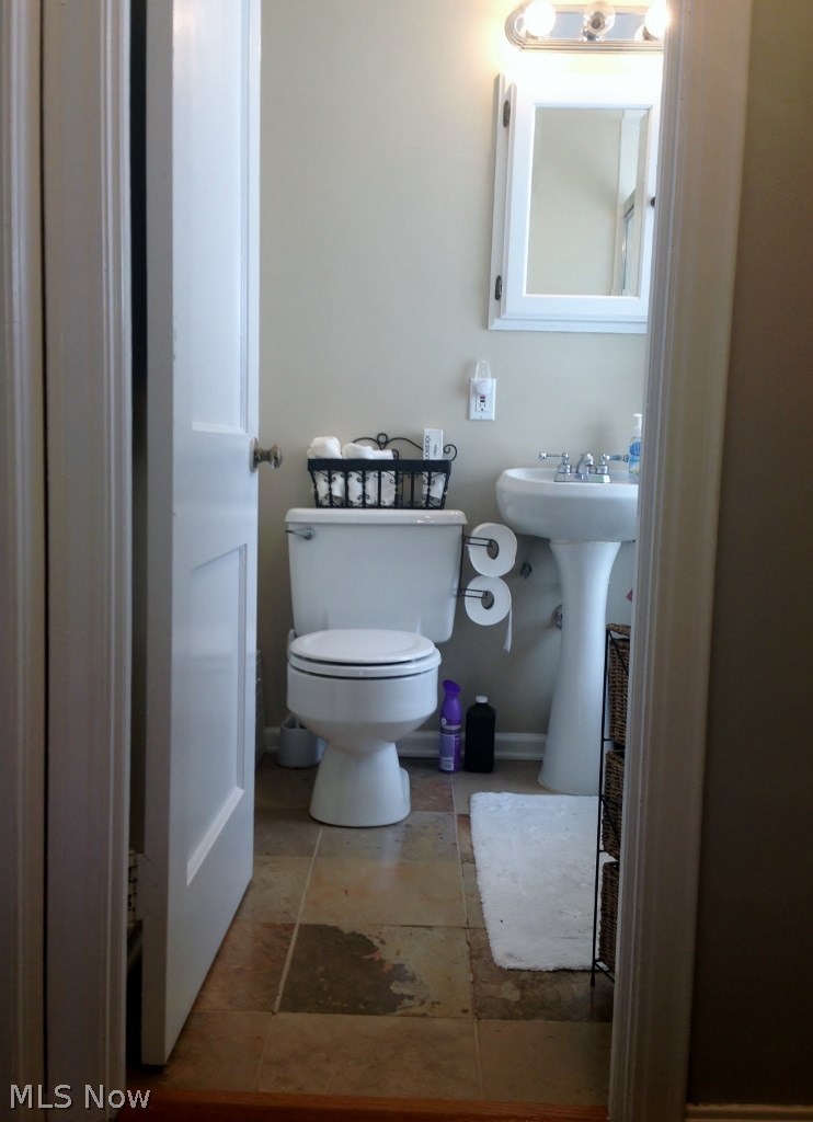 1663 Sunview Road Cleveland, OH 44124 - Photo 10 of 18