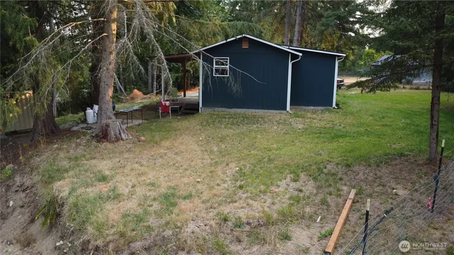 a view of backyard space and garden