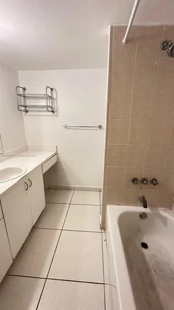$2,000 | 17650 Northwest 68th Avenue, Unit A1005, Hialeah, FL 33015