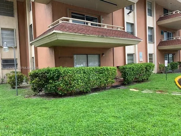 $2,000 | 17650 Northwest 68th Avenue, Unit A1005, Hialeah, FL 33015