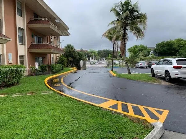 $2,000 | 17650 Northwest 68th Avenue, Unit A1005, Hialeah, FL 33015