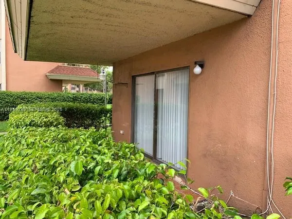 $2,000 | 17650 Northwest 68th Avenue, Unit A1005, Hialeah, FL 33015