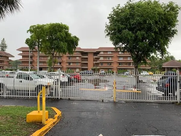 $2,000 | 17650 Northwest 68th Avenue, Unit A1005, Hialeah, FL 33015