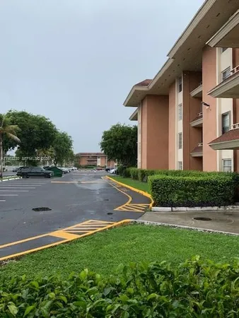$2,000 | 17650 Northwest 68th Avenue, Unit A1005, Hialeah, FL 33015