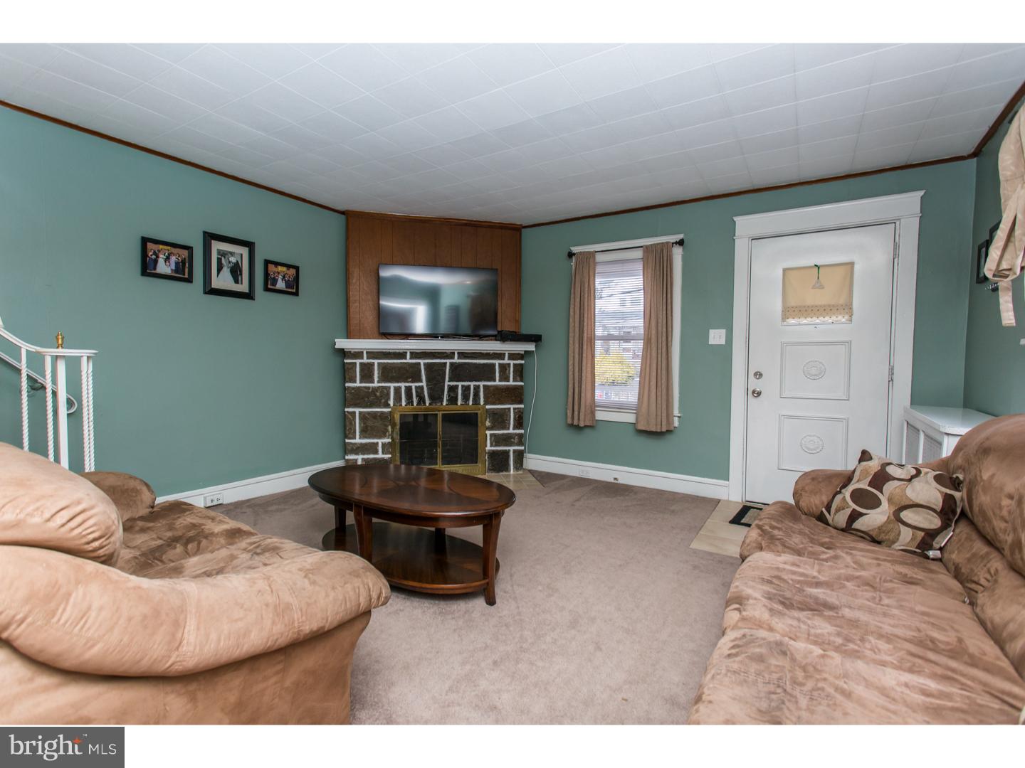3826 Marshall Road Drexel Hill, PA 19026 - Photo 4 of 25 Living Room