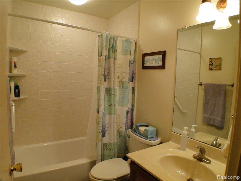 110 Meadow Pointe Drive, Unit 1 Fenton, MI 48430 - Photo 6 of 8 Bath