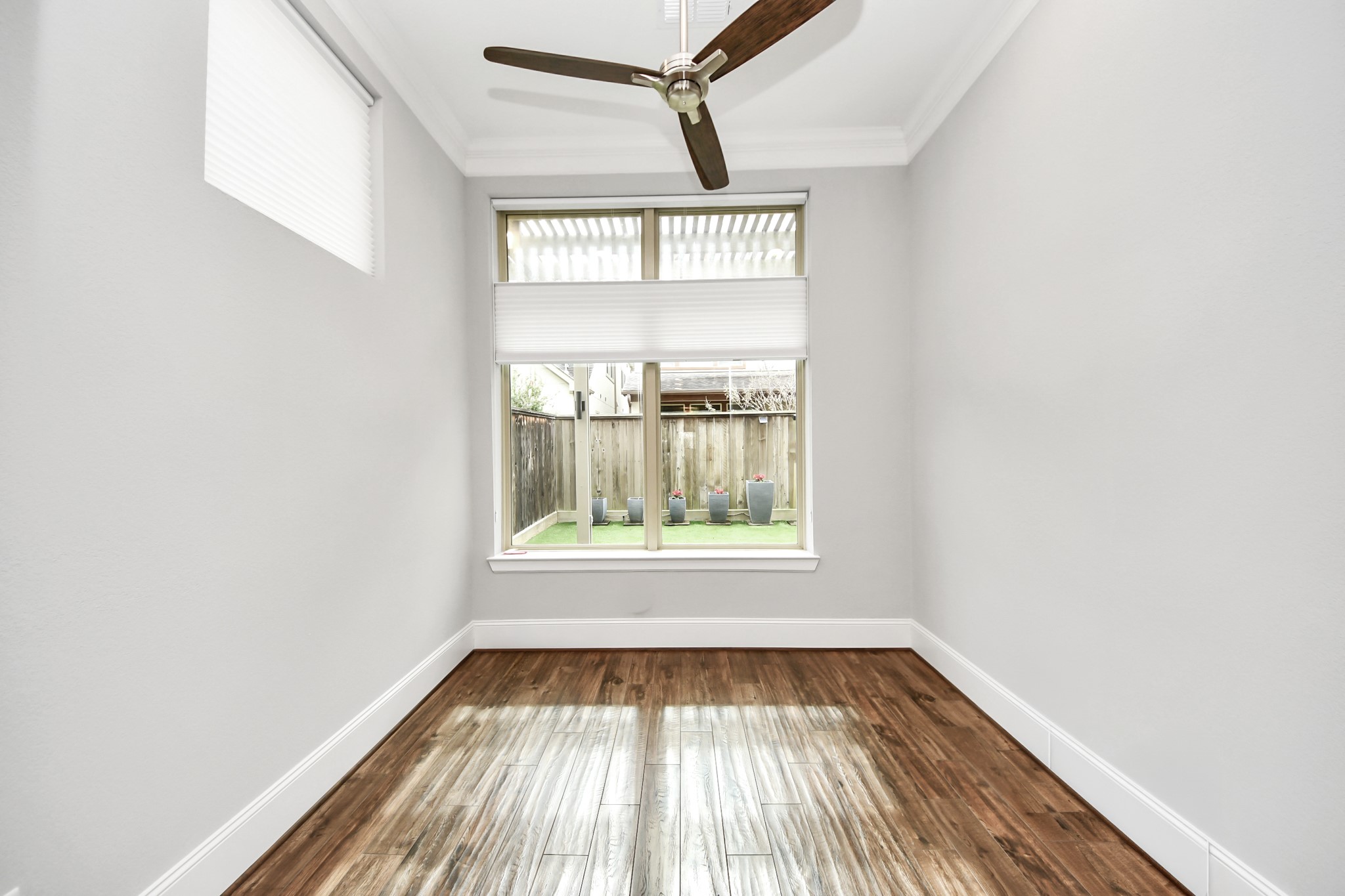 8609 Concord Trace Houston, TX 77055 - Photo 20 of 50 an empty room with a window