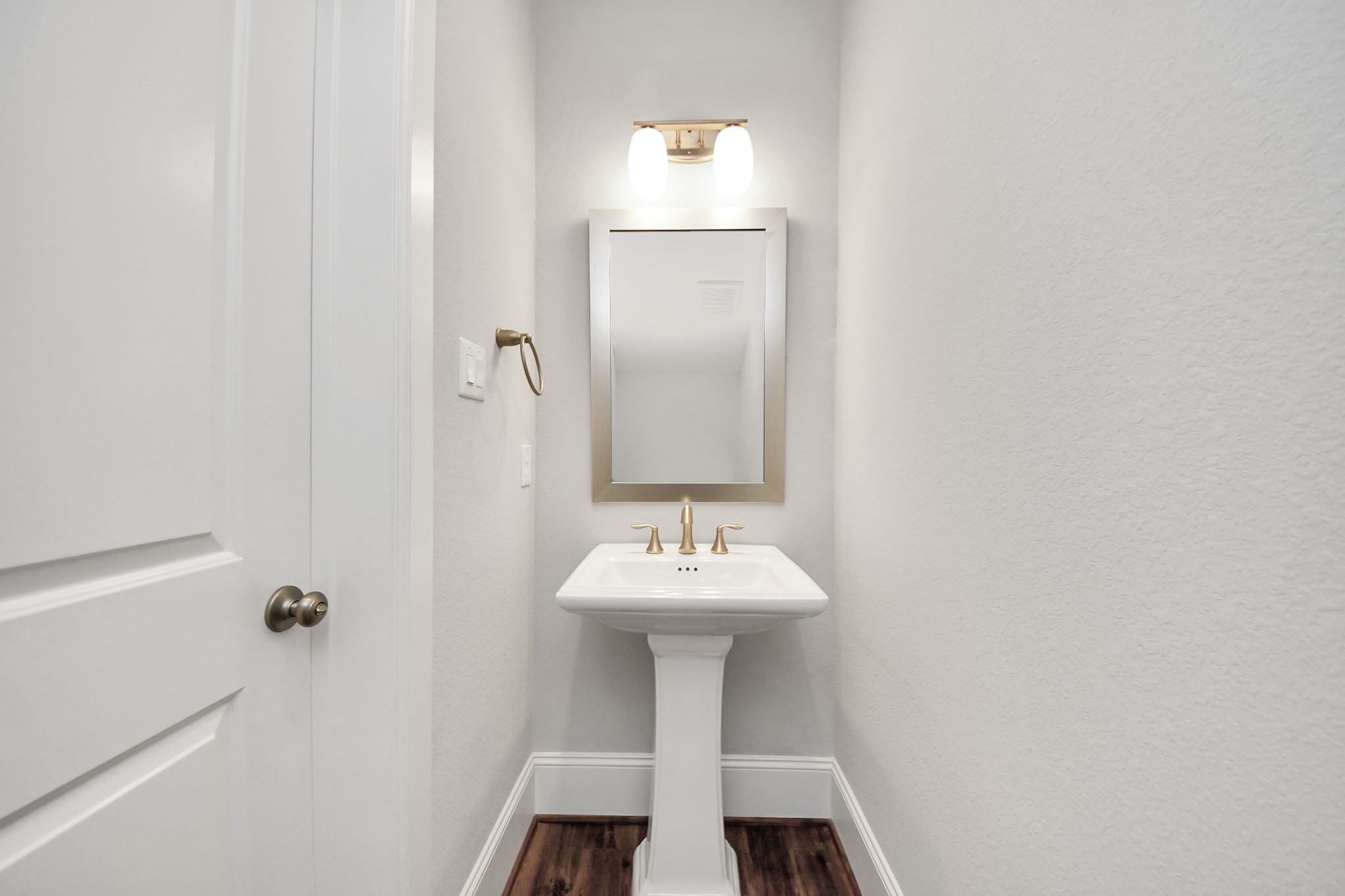 8609 Concord Trace Houston, TX 77055 - Photo 42 of 50 a bathroom with a sink a mirror and vanity