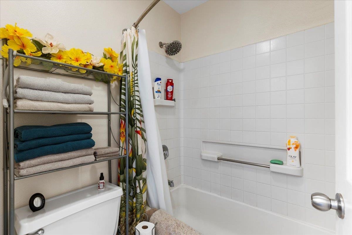 679 South Kihei Road, Unit D203 Kihei, HI 96753 - Photo 44 of 46 a bathroom with a tub and a sink