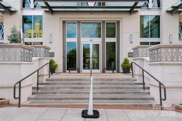 a view of entryway with a front door