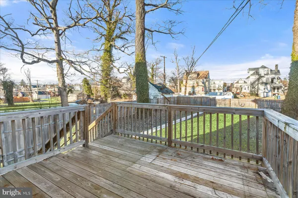 a view of yard with green space