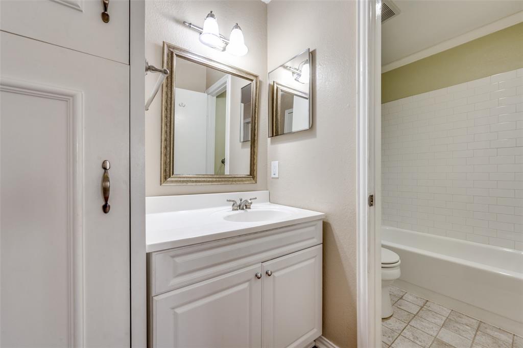 2240 Tarpley Road, Unit 32 Carrollton, TX 75006 - Photo 14 of 15 2nd Floor Guest Bath